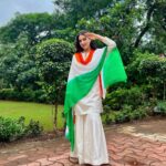 Sara Ali Khan Instagram – स्वतंत्रता दिवस की शुभकामनाएं 🧡🤍💙💚

On this Independence Day, let’s commemorate the unwavering contributions of our brave heroes and heroines who valiantly fought for our freedom🎖️🎆🇮🇳
Let us salute the unbreakable determination and vigor of those who continue to safeguarded our nation with unflinching strength💪🙏🏻

Jai Hind 🙏🏻🇮🇳