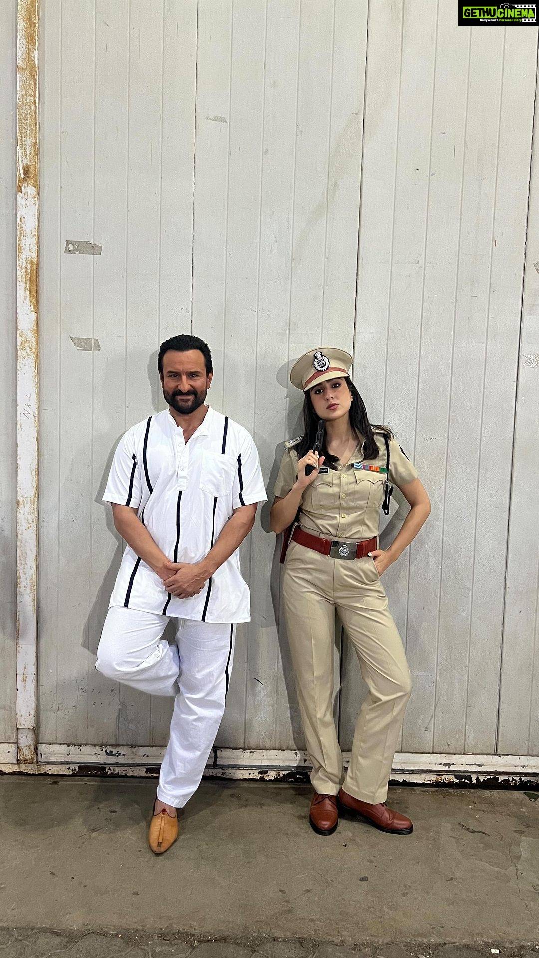 Sara Ali Khan Instagram - Maine toh dad ko car insurance lene ka naya tarika sikha diya! Coz, youโre never too young to teach your dad something new, hain na ๐๐ปโโ๏ธ For instant renewals on car insurance #ACKO_Check_Kar_Lena! #NewCarInsurance #CarInsurance #Insurance #SaraAndSaif #SaraAliKhan #ACKO #WelcomeChange #Savings #ackoinsurance