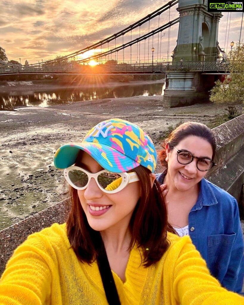 Sara Ali Khan Instagram - Villains in Villayat 🇬🇧 Kabhi workout ya coffee ☕🏋‍♀ Kabhi breaking diet 🍕🎂🍰 But all the while- my bright bold colours causing a riot 💛🧡💚💜💙💝 May mommy and me always paint the town red- that’s my true Aayat 🙏🏻🤲 London, United Kingdom