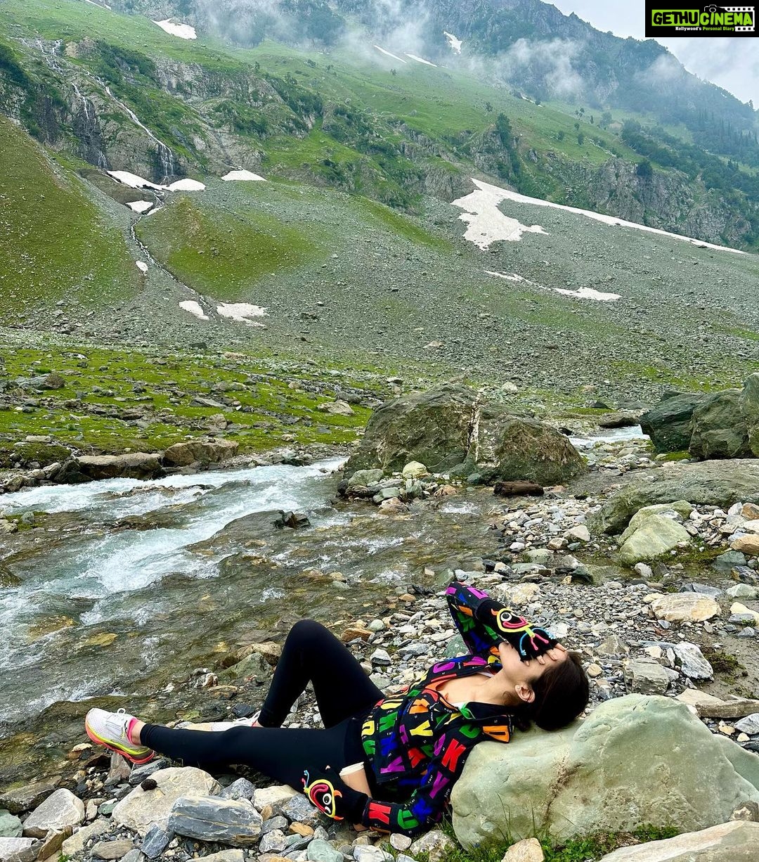 Sara Ali Khan Instagram - When the soul is content and the hamstrings are sore ☮️💟🦵 Bakri se phir bacchon se ki dosti 🐐 And then we had the chai I adore ☕️ Thajwas Glacier Sonamarg
