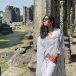 Sara Ali Khan Instagram - Missing these days 🥰🥹 With the lovely rays☀️🙏🏻🏔️ Martand Sun Temple