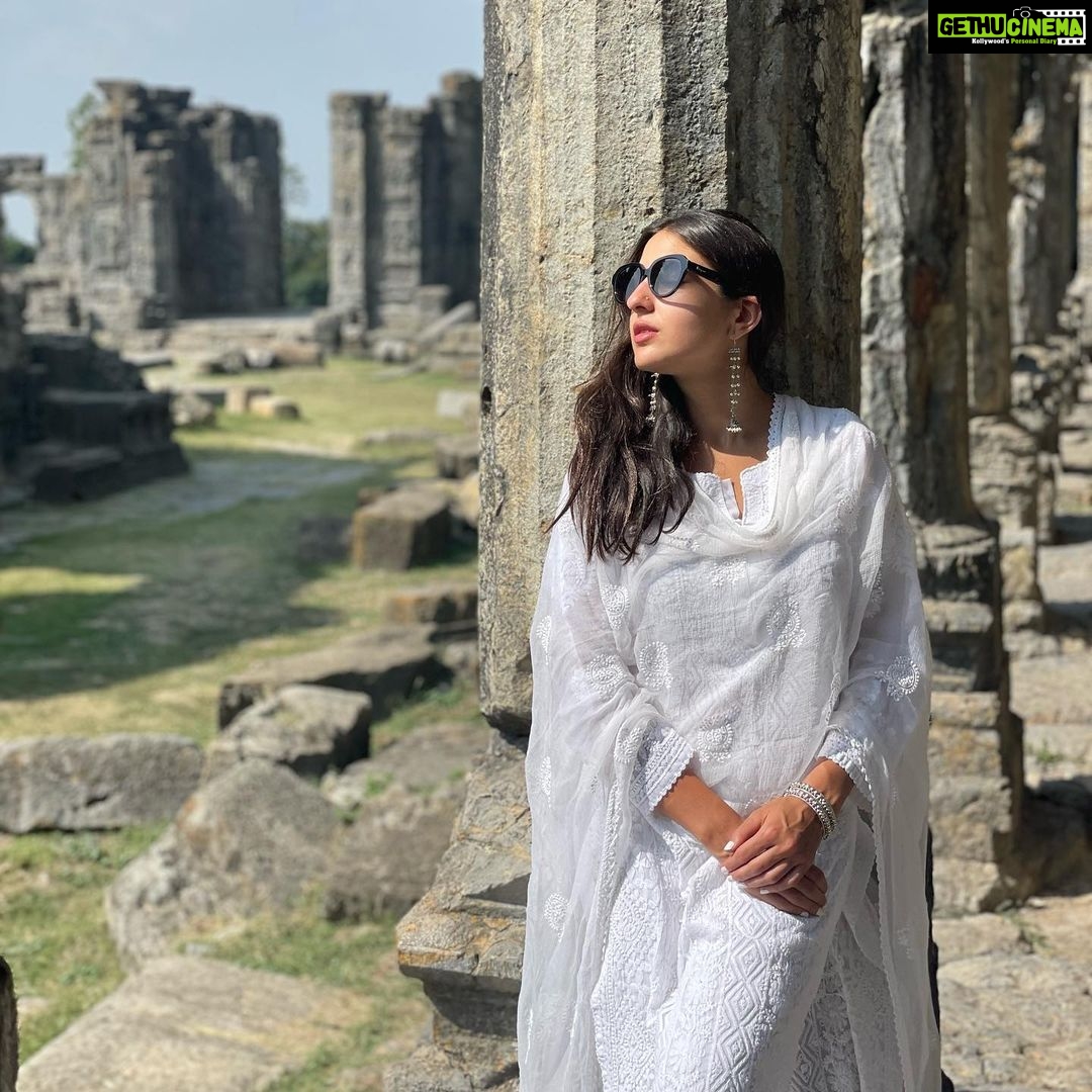 Sara Ali Khan Instagram - Missing these days 🥰🥹 With the lovely rays☀️🙏🏻🏔️ Martand Sun Temple