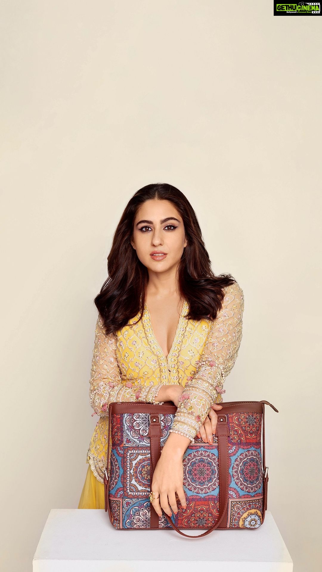 Sara Ali Khan Instagram - In this modern Indian realm, where tradition finds its space 🇮🇳 I stand proud, carrying elegance with grace👜 Excited to be a part of the Zouk family and support a brand that’s just like me 💁🏻♀️ traditional, modern, classy and organic ❤️❤️❤️ #SaraXZouk #ZoukxSaraAliKhan #Zouk #ZoukOnline #ProudlyIndian #Vegan #CrueltyFree #Handmade #IndianClassic #ad #partnership