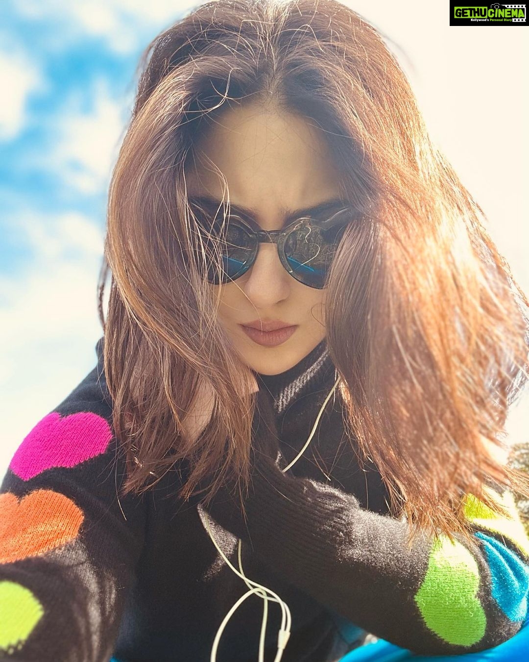 Sara Ali Khan Instagram - Villains in Villayat π¬π§ Kabhi workout ya coffee βοΈποΈββοΈ Kabhi breaking diet πππ° But all the while- my bright bold colours causing a riot ππ§‘ππππ May mommy and me always paint the town red- thatβs my true Aayat ππ»π€² London, United Kingdom