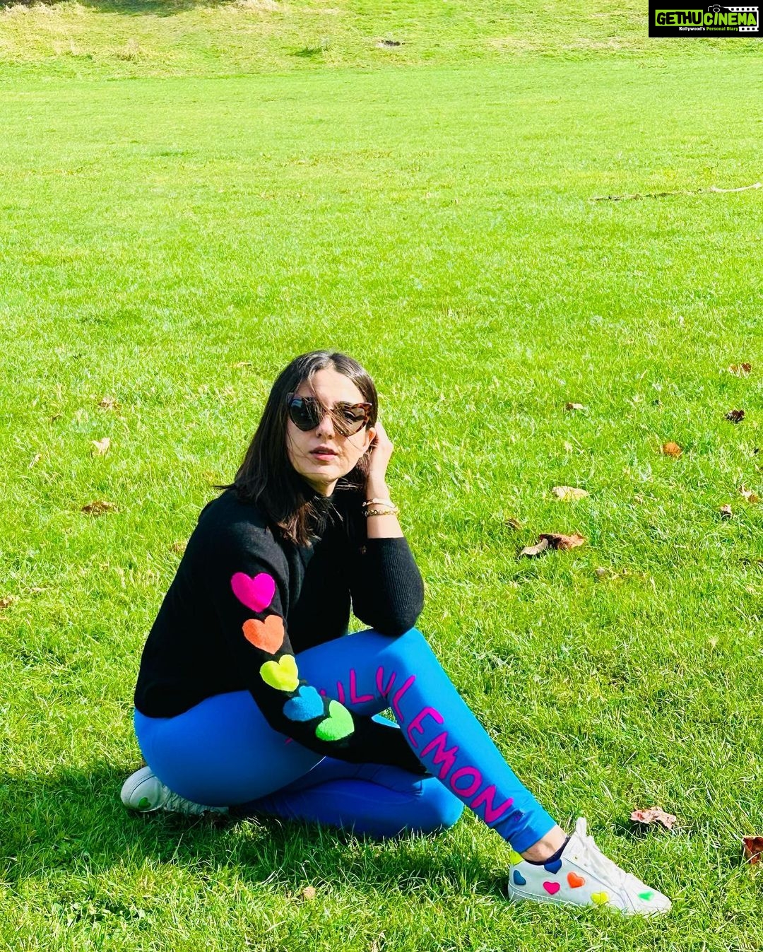 Sara Ali Khan Instagram - Villains in Villayat π¬π§ Kabhi workout ya coffee βοΈποΈββοΈ Kabhi breaking diet πππ° But all the while- my bright bold colours causing a riot ππ§‘ππππ May mommy and me always paint the town red- thatβs my true Aayat ππ»π€² London, United Kingdom