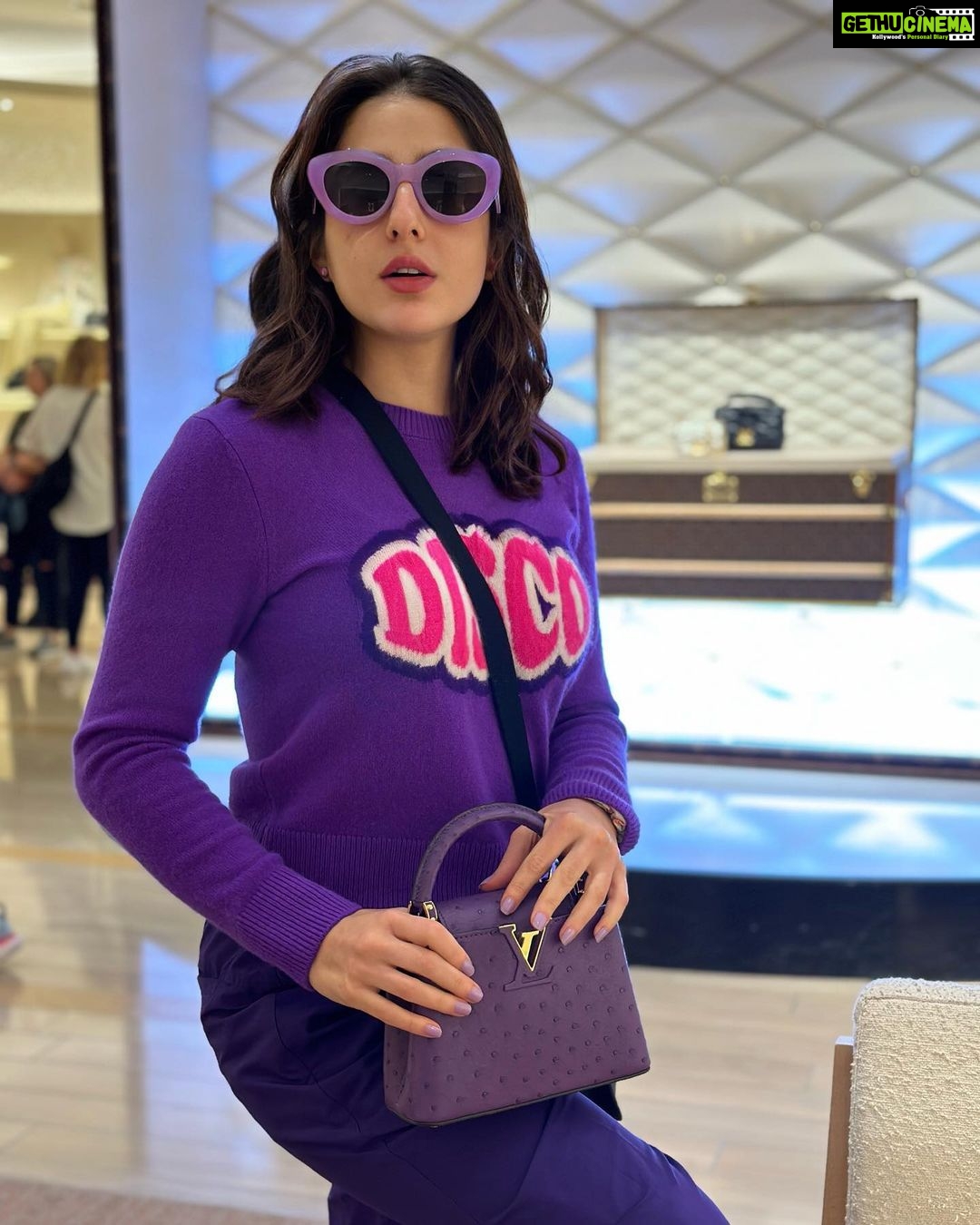 Sara Ali Khan Instagram - Villains in Villayat π¬π§ Kabhi workout ya coffee βοΈποΈββοΈ Kabhi breaking diet πππ° But all the while- my bright bold colours causing a riot ππ§‘ππππ May mommy and me always paint the town red- thatβs my true Aayat ππ»π€² London, United Kingdom