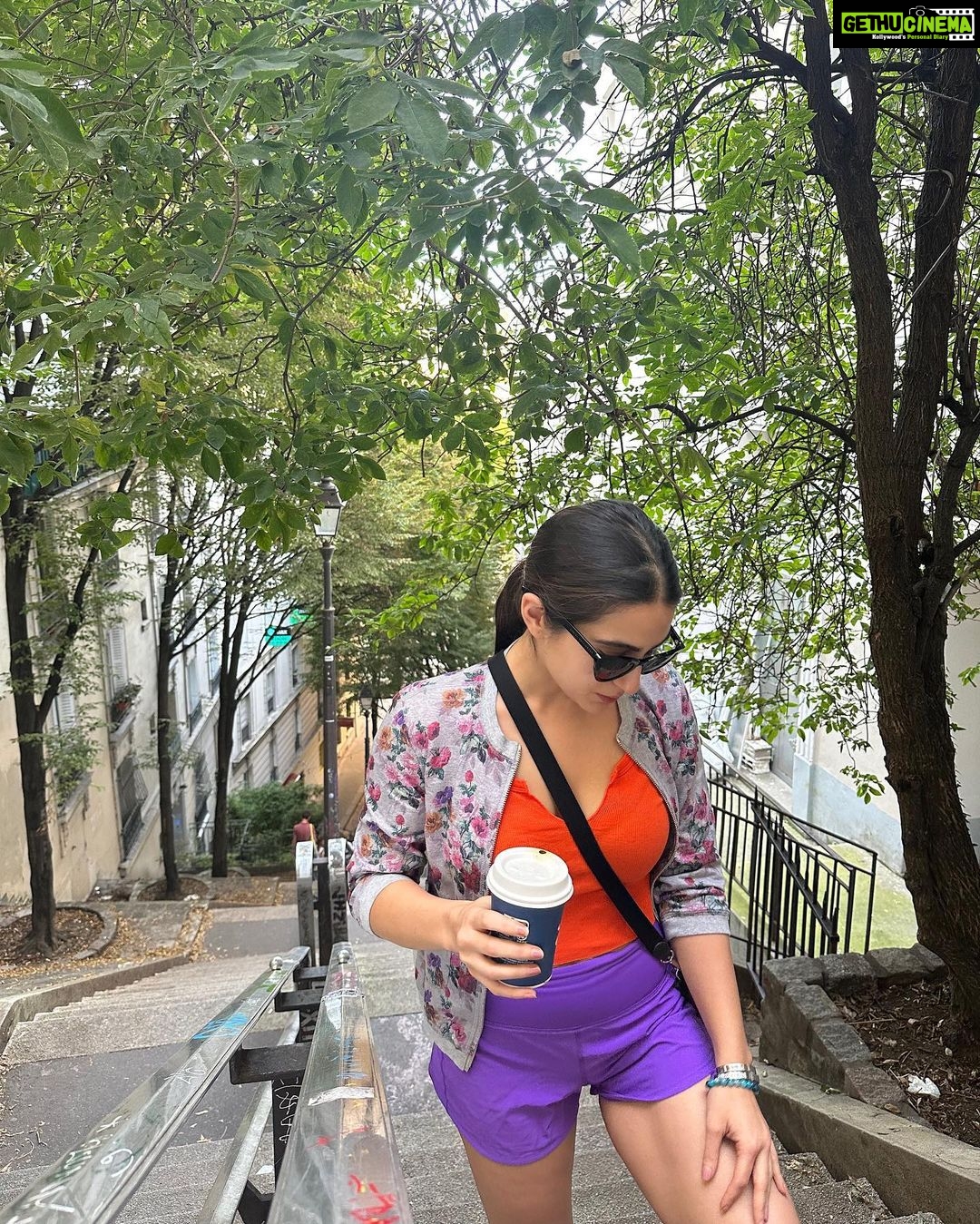 Sara Ali Khan Instagram - Villains in Villayat π¬π§ Kabhi workout ya coffee βοΈποΈββοΈ Kabhi breaking diet πππ° But all the while- my bright bold colours causing a riot ππ§‘ππππ May mommy and me always paint the town red- thatβs my true Aayat ππ»π€² London, United Kingdom