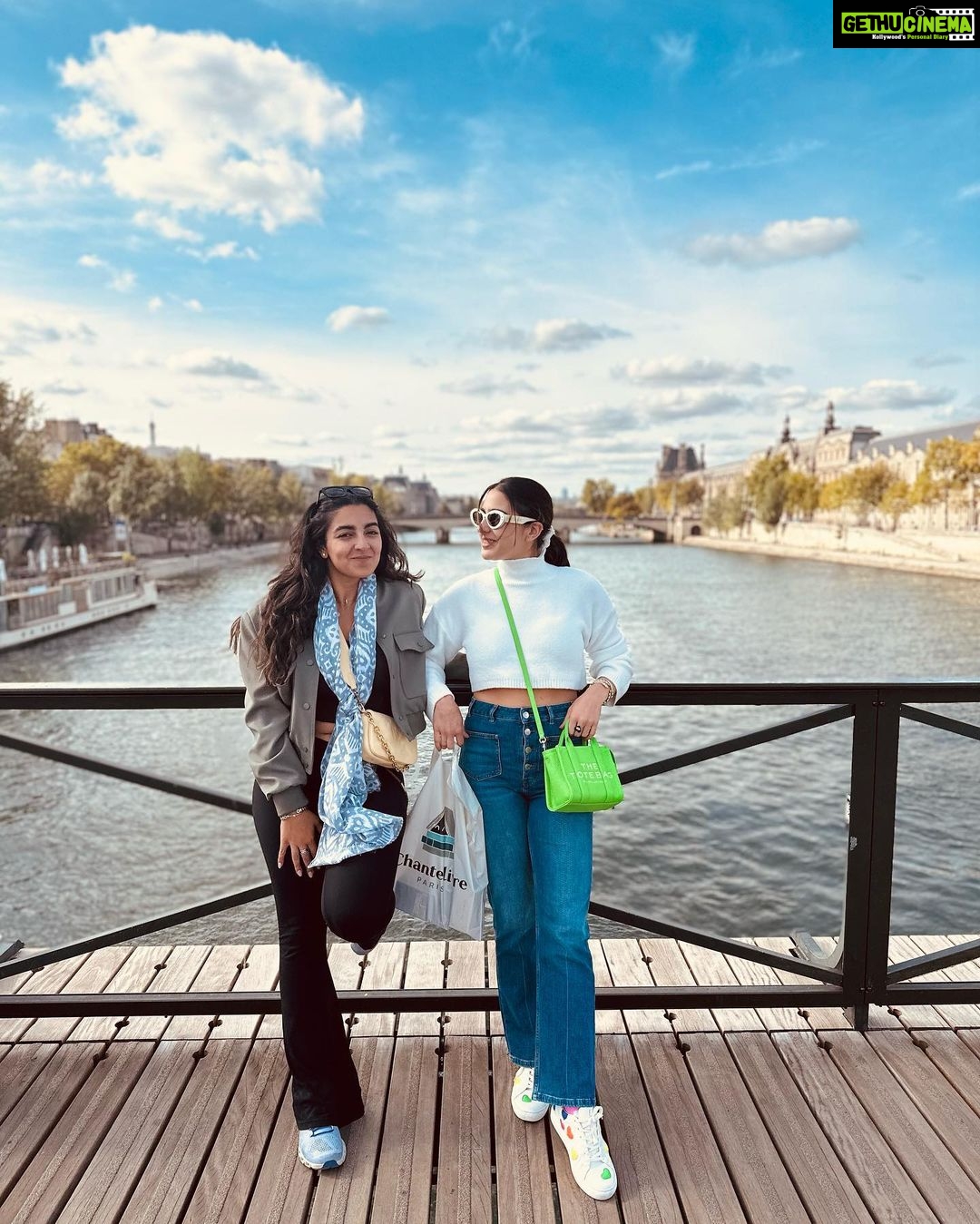 Sara Ali Khan Instagram - Coffee, culture and sunsets π βοΈπ¨πΌοΈπ«π₯π₯ππ A frothy almond milk cappuccino, walks to louvre- with mandatory coffee, chocolate and pop up art gallery stops, gym sessions & jam bingesβ¦ Sunsets and moon rises behind the Eiffel Tower, and under the Eiffel Tower and on!!!β¦ afternoon strolls with mommy & monetπ· evening ones with Shakespeare & co.. π And our extremely embarrassing and hazardously heavy exit ππ au revoir Paris π«π·π #paris #hotellutetia @hotellutetia @thesetcollectionofficial @thetravelbusco Paris, France