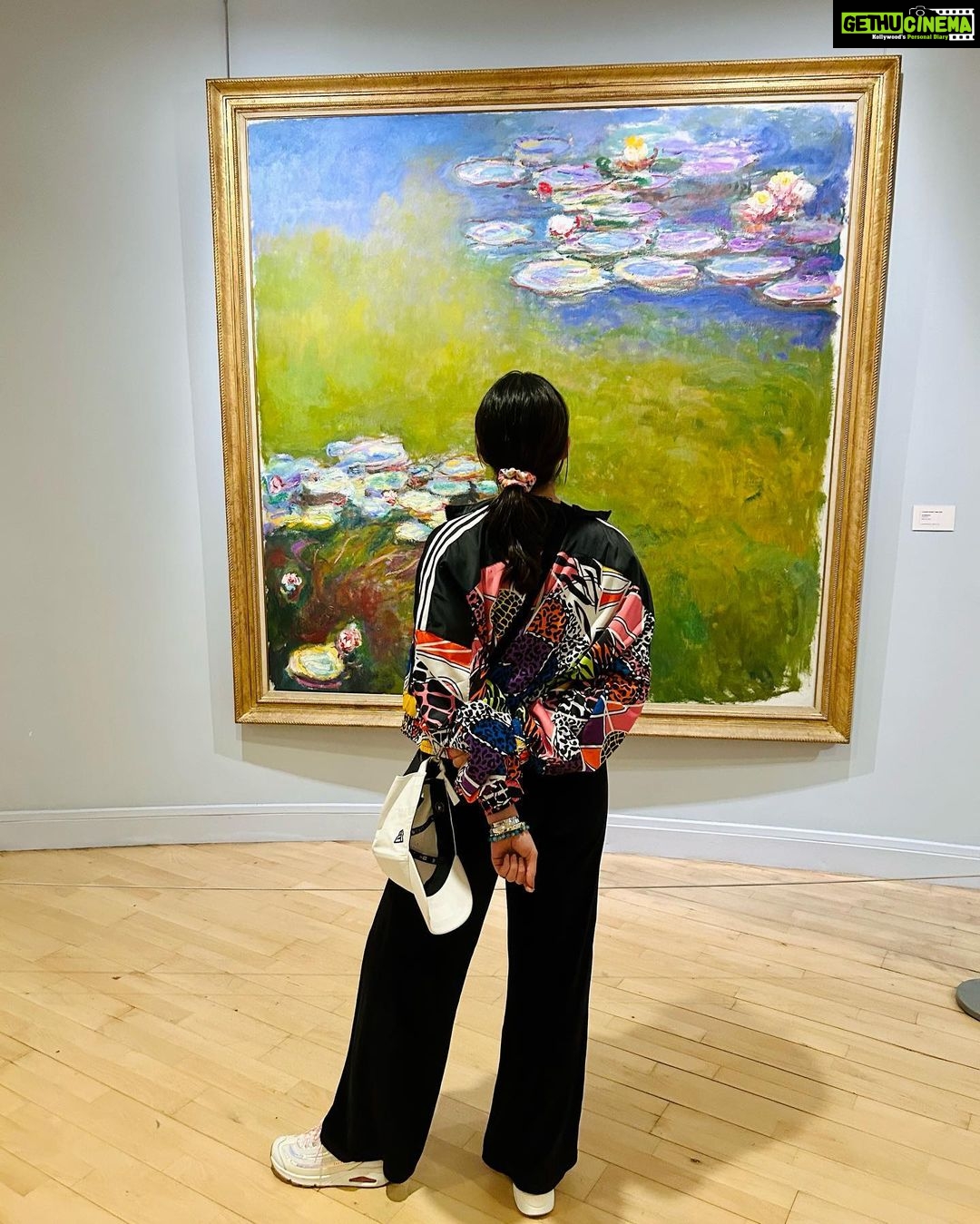 Sara Ali Khan Instagram - Coffee, culture and sunsets π βοΈπ¨πΌοΈπ«π₯π₯ππ A frothy almond milk cappuccino, walks to louvre- with mandatory coffee, chocolate and pop up art gallery stops, gym sessions & jam bingesβ¦ Sunsets and moon rises behind the Eiffel Tower, and under the Eiffel Tower and on!!!β¦ afternoon strolls with mommy & monetπ· evening ones with Shakespeare & co.. π And our extremely embarrassing and hazardously heavy exit ππ au revoir Paris π«π·π #paris #hotellutetia @hotellutetia @thesetcollectionofficial @thetravelbusco Paris, France