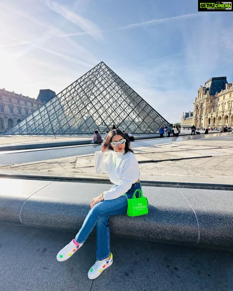 Sara Ali Khan Instagram - Coffee, culture and sunsets 🌇 ☕🎨🖼🍫🥐🥐🍓🍒 A frothy almond milk cappuccino, walks to louvre- with mandatory coffee, chocolate and pop up art gallery stops, gym sessions & jam binges… Sunsets and moon rises behind the Eiffel Tower, and under the Eiffel Tower and on!!!… afternoon strolls with mommy & monet🌷 evening ones with Shakespeare & co.. 📚 And our extremely embarrassing and hazardously heavy exit 🚂🚆 au revoir Paris 🇫🇷💘 #paris #hotellutetia @hotellutetia @thesetcollectionofficial @thetravelbusco Paris, France