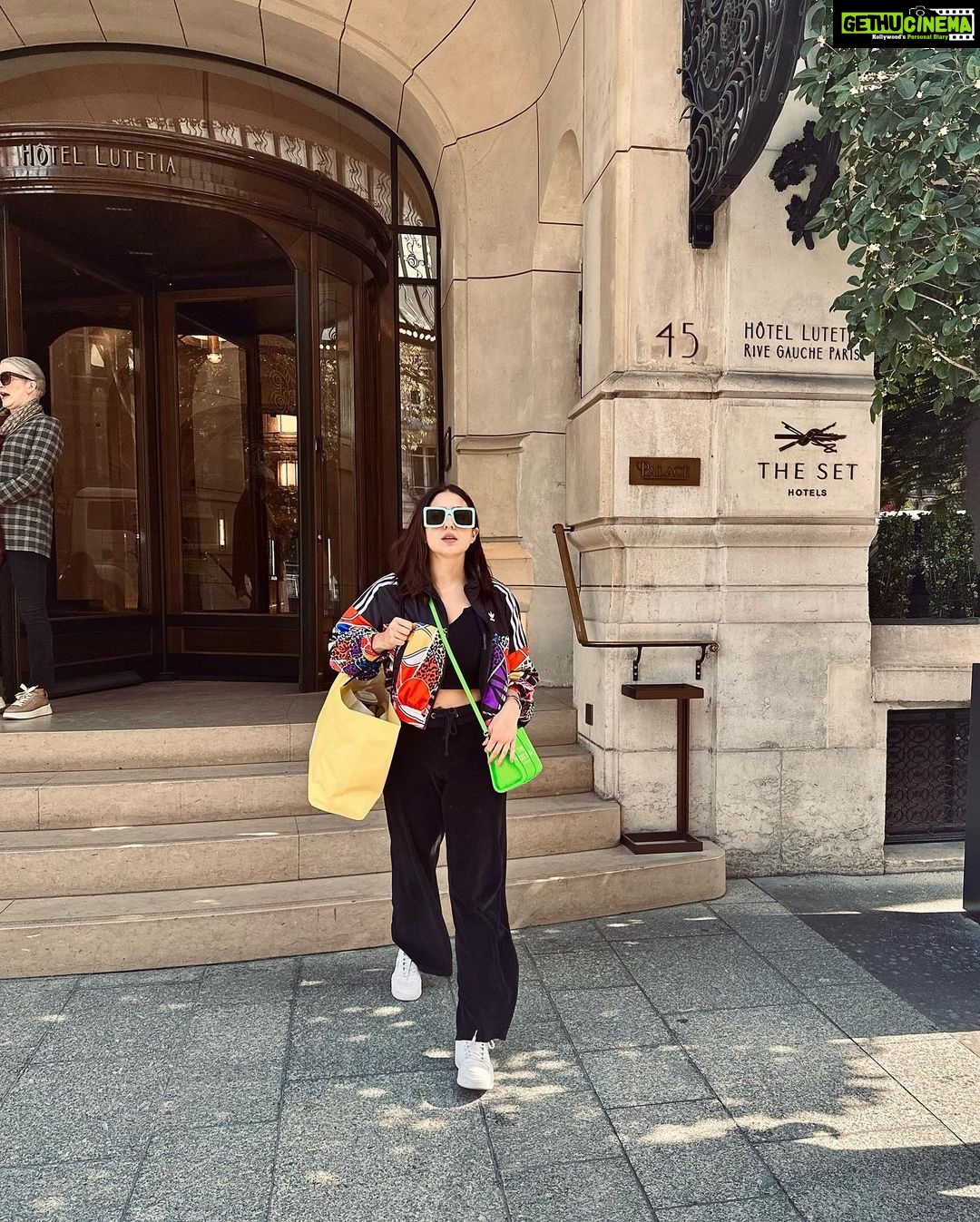 Sara Ali Khan Instagram - Coffee, culture and sunsets π βοΈπ¨πΌοΈπ«π₯π₯ππ A frothy almond milk cappuccino, walks to louvre- with mandatory coffee, chocolate and pop up art gallery stops, gym sessions & jam bingesβ¦ Sunsets and moon rises behind the Eiffel Tower, and under the Eiffel Tower and on!!!β¦ afternoon strolls with mommy & monetπ· evening ones with Shakespeare & co.. π And our extremely embarrassing and hazardously heavy exit ππ au revoir Paris π«π·π #paris #hotellutetia @hotellutetia @thesetcollectionofficial @thetravelbusco Paris, France