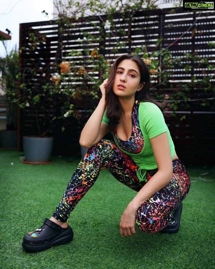 Sara Ali Khan Instagram - Elevating my style, one step at a time! 👡 The Crush Clog has the perfect balance of height and style! @crocsindia #crocsindia 🐊🐊🐊