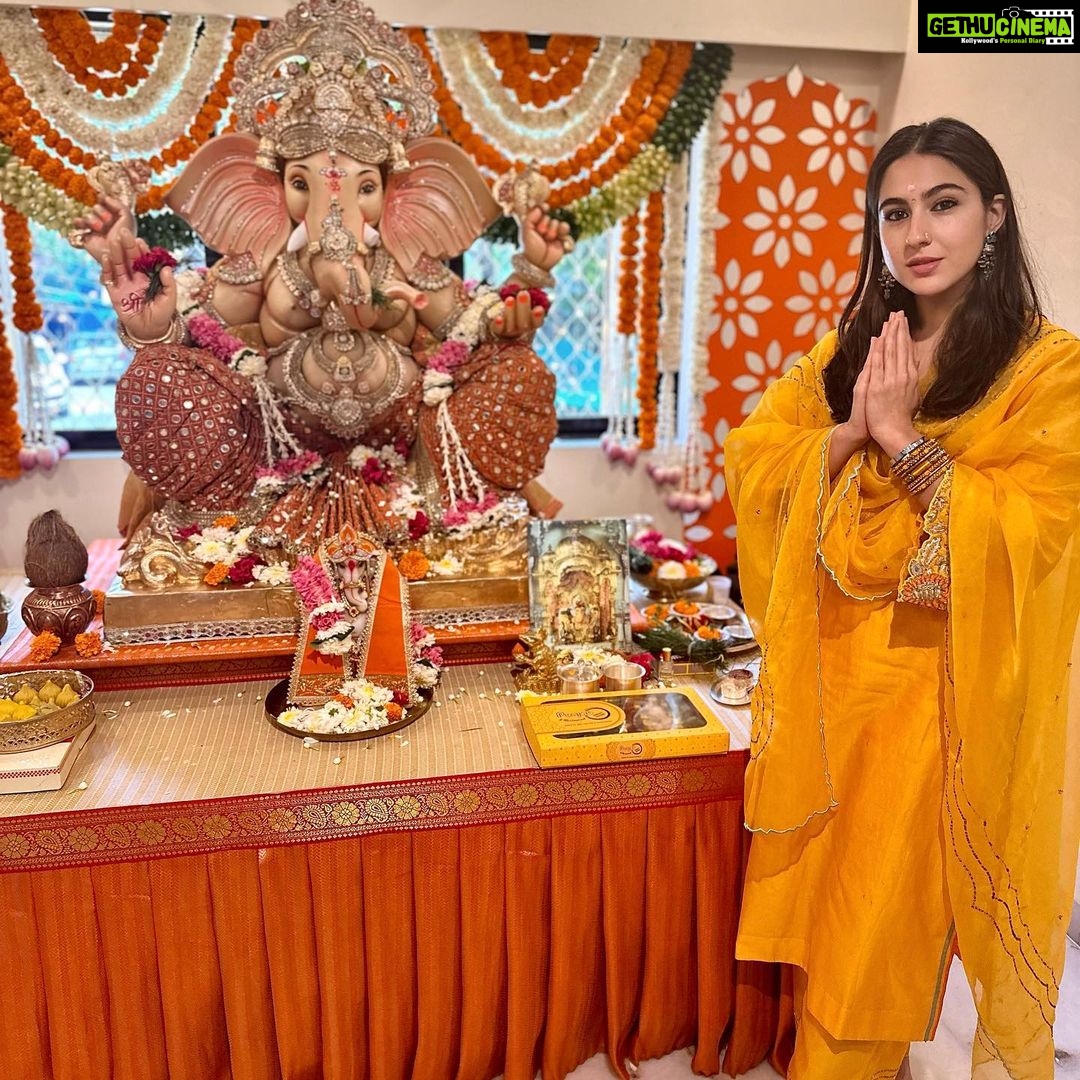Sara Ali Khan Instagram - Ganpati Bappa Morya 🤗🙏🏻