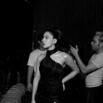 Sara Ali Khan Instagram - Sometimes it’s appropriate to flash 📸 🖤🤍