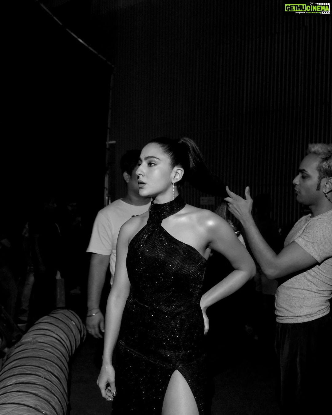 Sara Ali Khan Instagram - Sometimes itโs appropriate to flash ๐ธ ๐ค๐ค