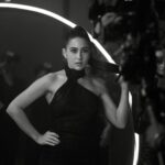 Sara Ali Khan Instagram - Sometimes it’s appropriate to flash 📸 🖤🤍