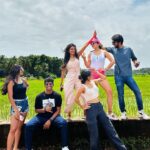 Sara Ali Khan Instagram - A decade later 💁🏻‍♀️💟🤍 The purest love, the lamest jokes, most hysterical laughter, pointless banter, loudest abuses, most competitive board games, highly emotional ideological debates, extra caffeine and heavy calories 🫂😹🤺🥊🎲🧠😶‍🌫️☕️🎂