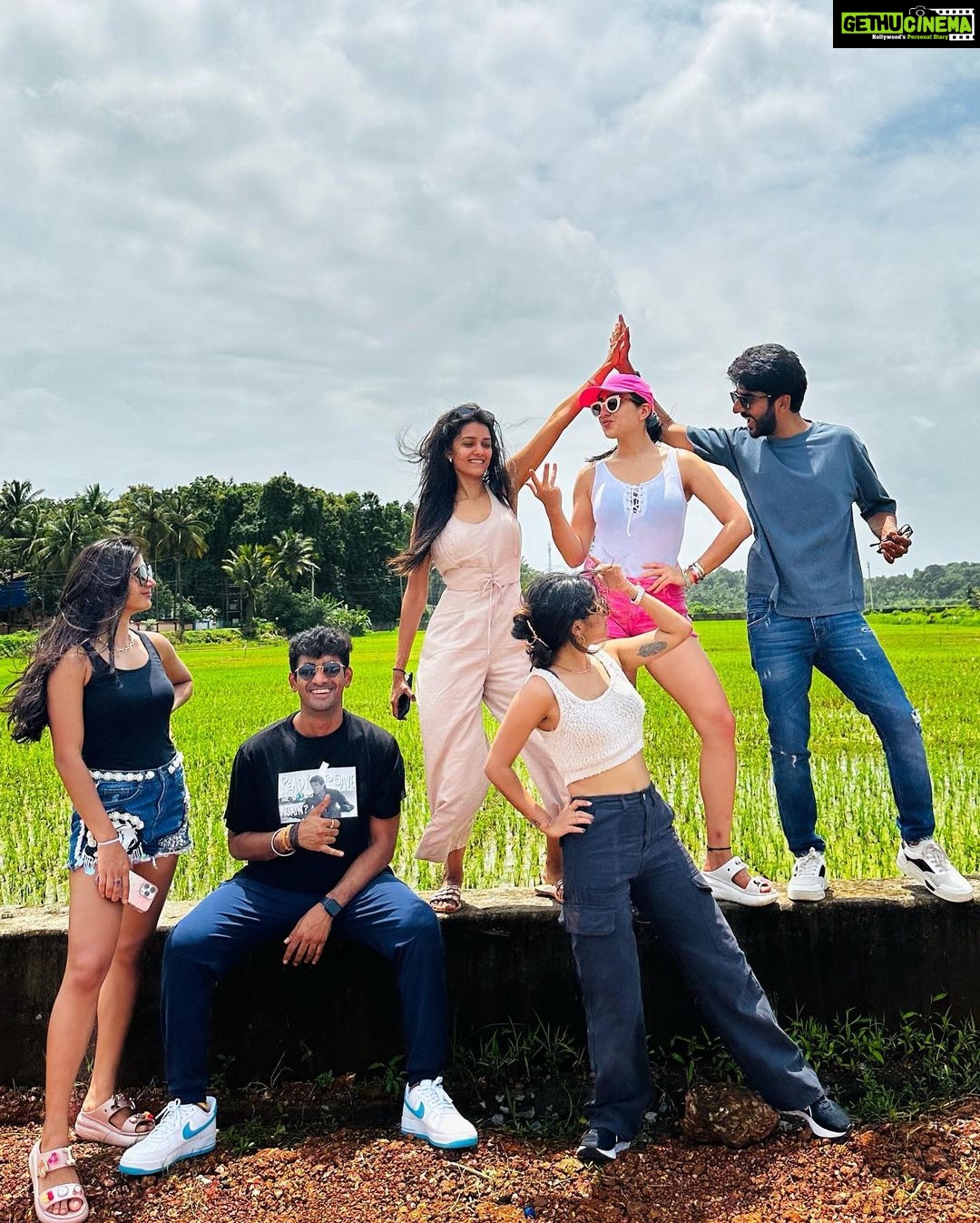 Sara Ali Khan Instagram - A decade later ππ»ββοΈππ€ The purest love, the lamest jokes, most hysterical laughter, pointless banter, loudest abuses, most competitive board games, highly emotional ideological debates, extra caffeine and heavy calories π«πΉπ€Ίπ₯π²π§ πΆβπ«οΈβοΈπ