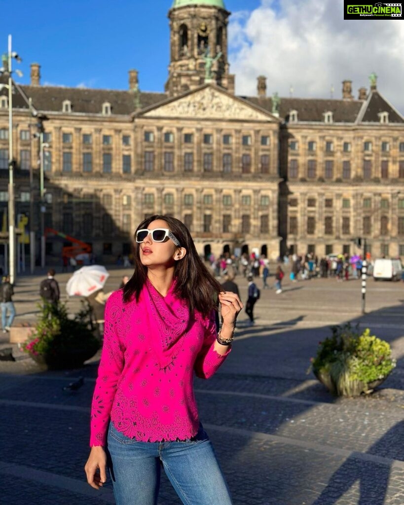 Sara Ali Khan Instagram - Sell your cleverness and buy bewilderment 🧠🪄🦄🤩 …because all that you seek is already within you 🐾💕🪞 -Rumi @anantarakrasnapolsky @thetravel.designer @anantara_hotels Dam Square, Amsterdam
