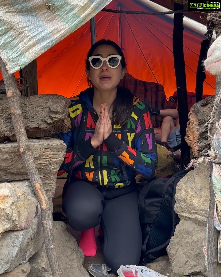 Sara Ali Khan Instagram - Q: Where and How can we find peace? ☮️💟🤍 A: Everywhere. Just look within 🙏🏻🤲👶🏞️