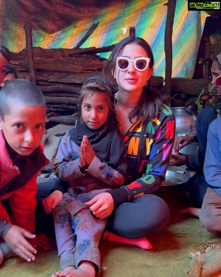Sara Ali Khan Instagram - Q: Where and How can we find peace? ☮️💟🤍 A: Everywhere. Just look within 🙏🏻🤲👶🏞️
