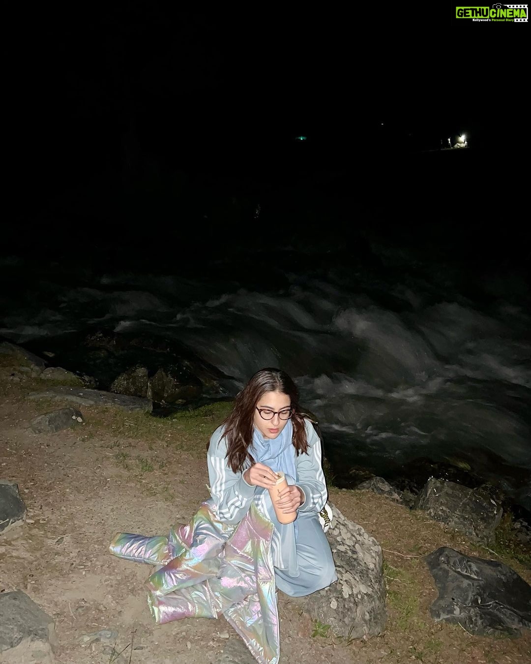 Sara Ali Khan Instagram - Q: Where and How can we find peace? ☮️💟🤍 A: Everywhere. Just look within 🙏🏻🤲👶🏞️