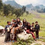 Sara Ali Khan Instagram - When the soul is content and the hamstrings are sore ☮️💟🦵 Bakri se phir bacchon se ki dosti 🐐 And then we had the chai I adore ☕️ Thajwas Glacier Sonamarg