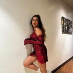 Sara Gurpal Instagram - #SaraKehndi Just before the show singing my favourite song by my favourite ❤️🤍 follow @saragurpals Wearing proudly : @thessarasshop For @samsungindia in Lucknow Lucknow, Uttar Pradesh