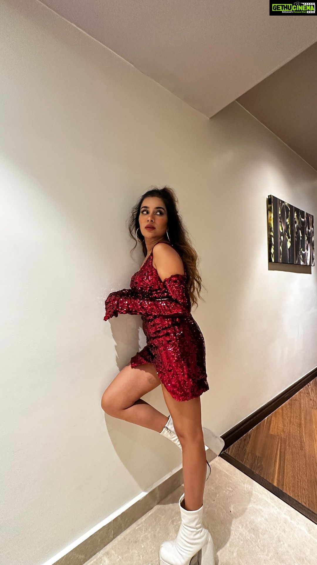 Sara Gurpal Instagram - #SaraKehndi Just before the show singing my favourite song by my favourite ❤️🤍 follow @saragurpals Wearing proudly : @thessarasshop For @samsungindia in Lucknow Lucknow, Uttar Pradesh