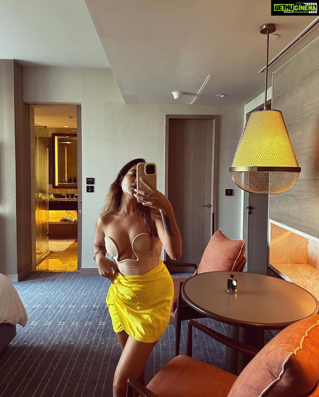 Sara Gurpal Instagram - How many colours you see in this picture??