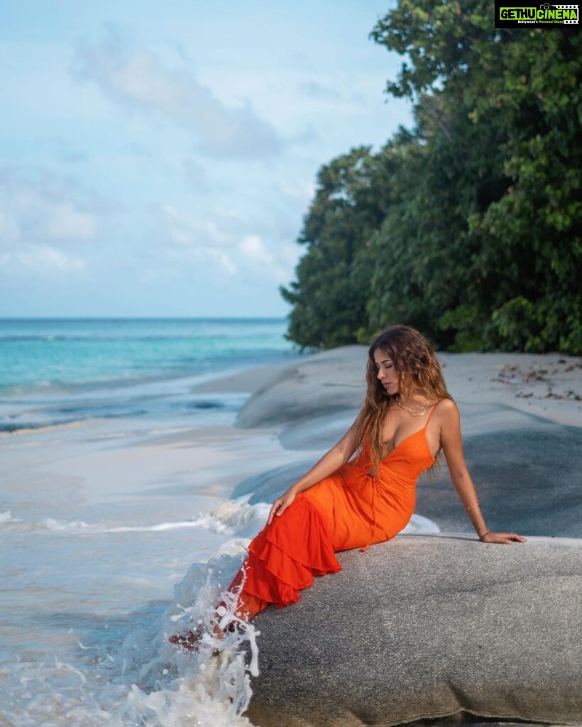 Sara Gurpal Instagram - Kitni sundar hai yaaar ye !!! Dress b @thessarasshop Maldives Islands