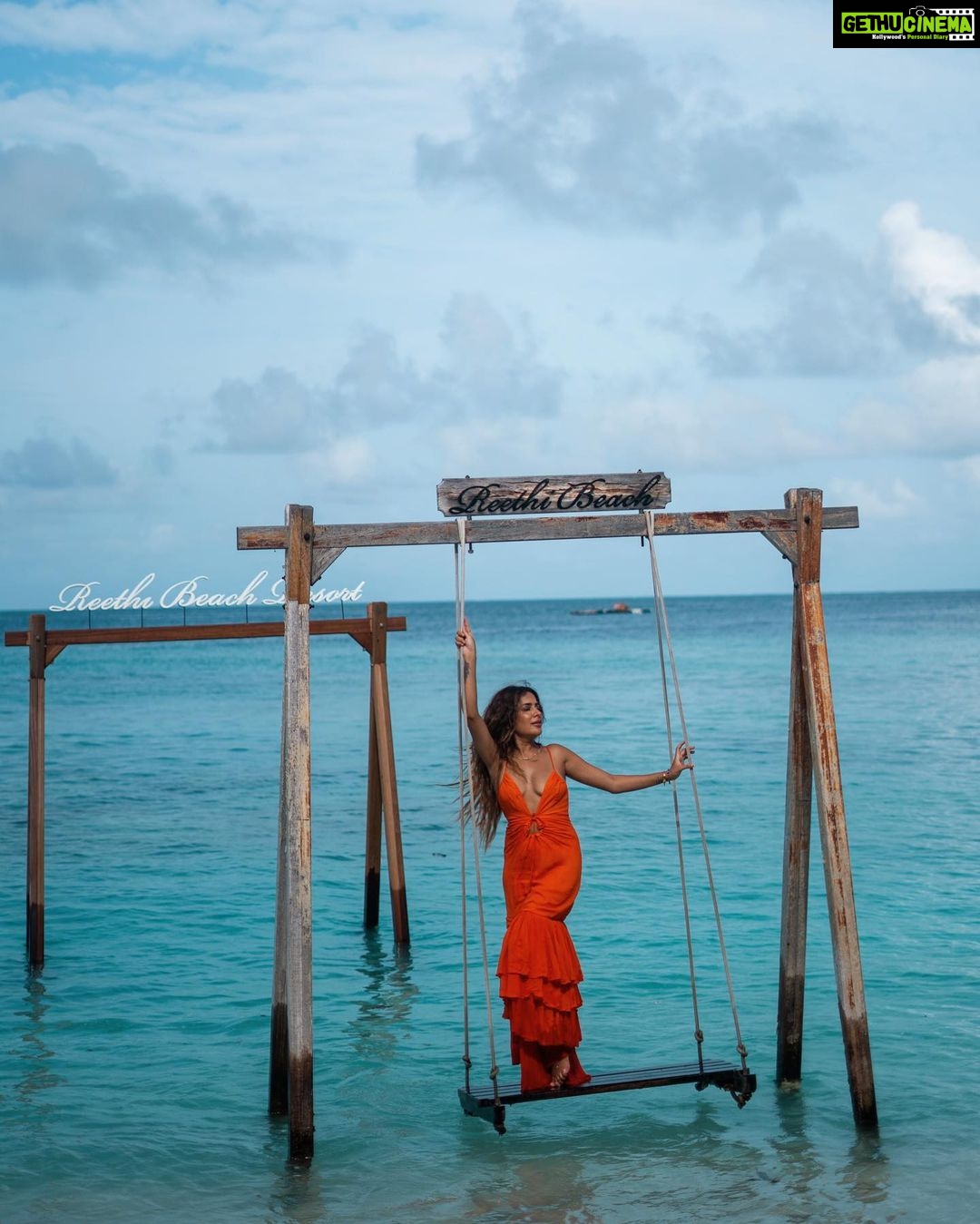 Sara Gurpal Instagram - Kitni sundar hai yaaar ye !!! Dress b @thessarasshop Maldives Islands
