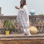 Sara Gurpal Instagram – I found This video in my phone randomly probably someone from my team took it in my phone while shooting ! Guys I’m writing this caption cause I felt really bad on this day at the shoot ! It was really really hot and some pigeons were there in the shot and trust me it was just really really unbearable temperature for us and I was thinking about these small creature.. I don’t know being an actor I could just ask if we can shoot without them but I’m not the person who can take the final decision ! 
I just want to request in our shooting line if we can take some extra care of them ..If we can be little more sensitive towards them …  menu ni samjh aunda they are meant to fly fer ohna de pair kyun banne hunde ? Je ehde ch koi bhaduri aa ta kya ki gall aa .. menu jo feel hoya mei likta.. 
te Nalle kalle ehna di gall Nhe aa Bhaut are animals ne Jhde use hunde shooting ch ohna nall v menu zyatti lagdi sachi !