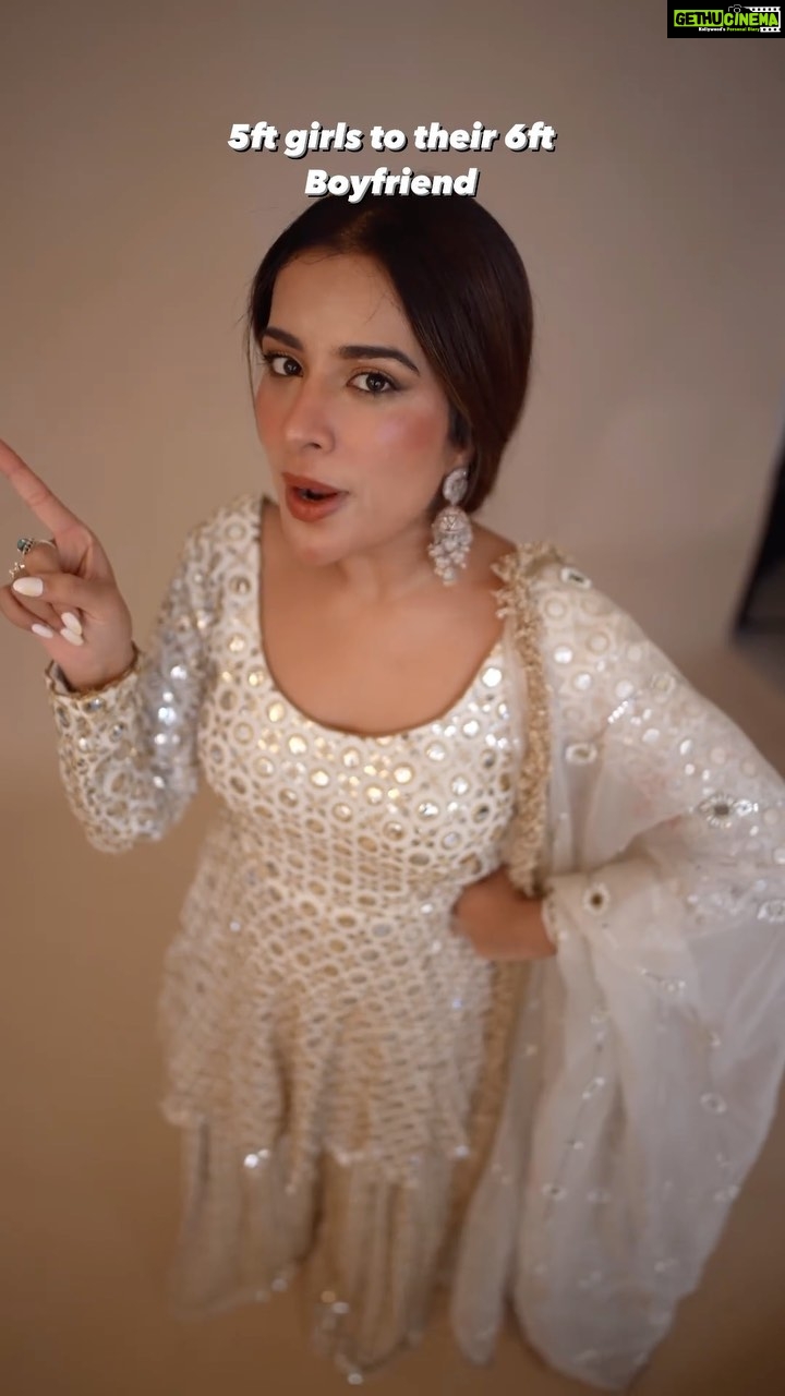 Sara Gurpal Instagram - Send this to your short friend 😂