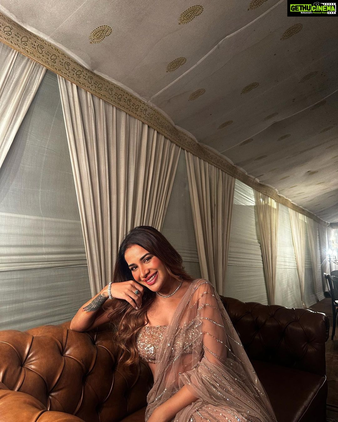 Sara Gurpal Instagram - Drop a heart 🤍 . . . . Styles by @bhwdp Wearing ; @vibhaamitt Jewellery: @anaghaartsnjewels