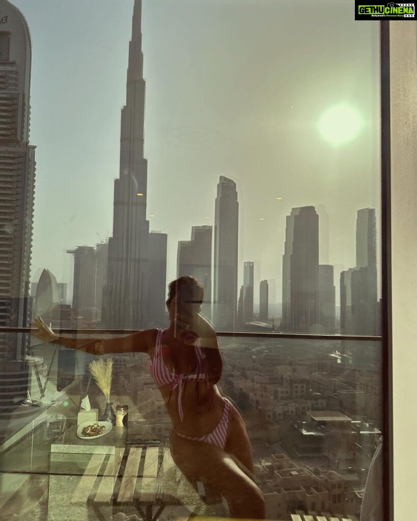 Sara Gurpal Instagram - #SaraKehndi Just another Blissfull Day 📍@smartstay.me Downtown Dubai