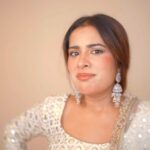 Sara Gurpal Instagram - Thik??? . . #ProudHaryanvi N we are starting wedding series with @thevideowala Wearing : @thessarasshop Earring : @theurbanglitter