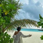 Sara Gurpal Instagram – @thessarasshop da suit paya mei 🌝🌺 
Location @mirihi_island_resort Maldives Islands