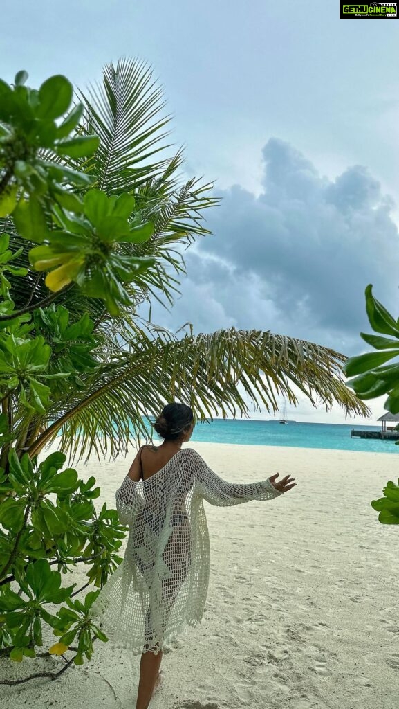 Sara Gurpal Instagram - @thessarasshop da suit paya mei 🌝🌺 Location @mirihi_island_resort Maldives Islands