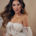 Sara Gurpal Instagram - #Sarakehndi what’s your weekend plan ? . . . Wearing : @thessarasshop 🤍 Hair ; @harryforhair Video: @thefilmographer_