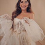 Sara Gurpal Instagram – #Sarakehndi what’s your weekend plan ?
.
.
.

Wearing : @thessarasshop 🤍
Hair ; @harryforhair
Video: @thefilmographer_