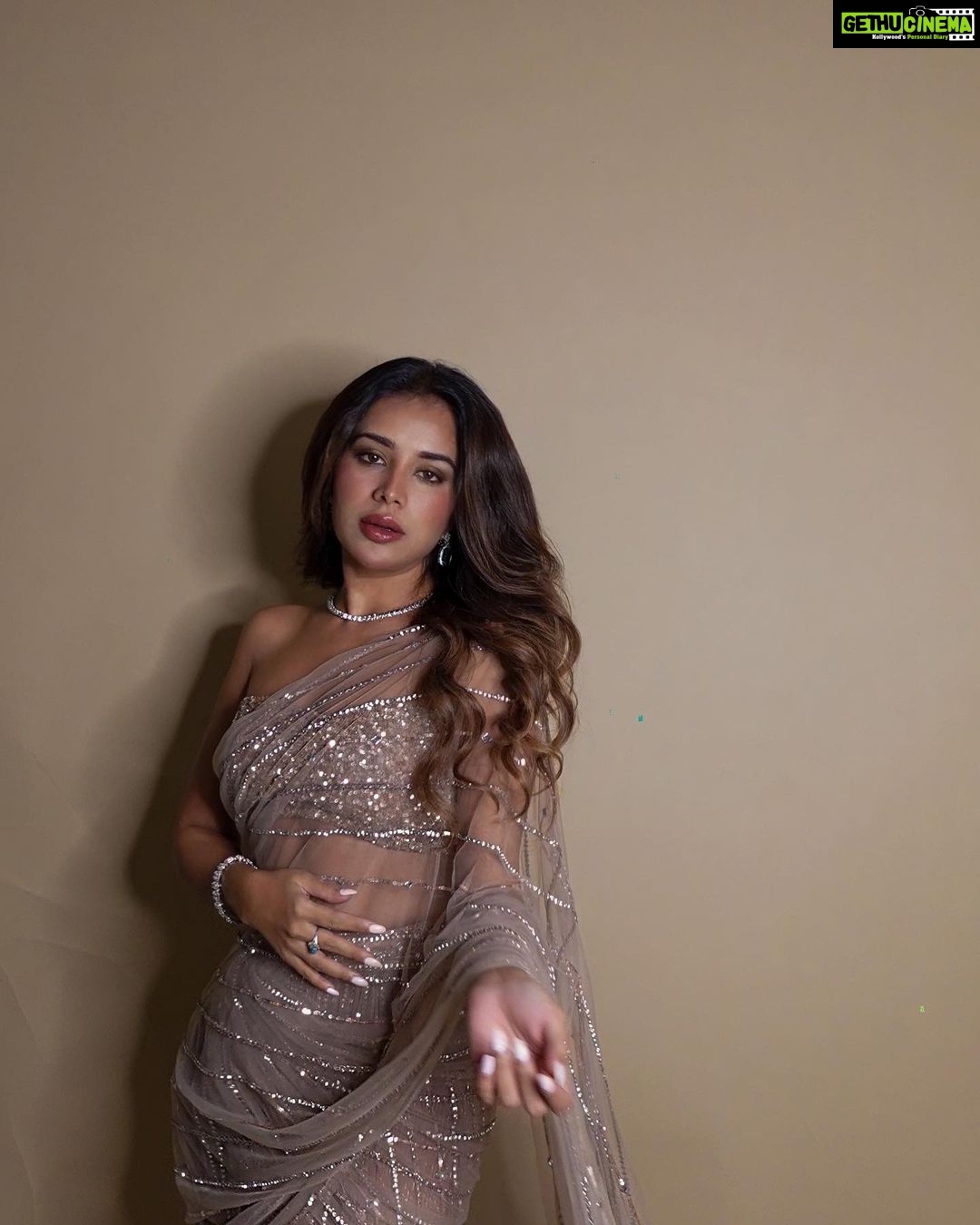 Sara Gurpal Instagram - Drop a heart 🤍 . . . . Styles by @bhwdp Wearing ; @vibhaamitt Jewellery: @anaghaartsnjewels
