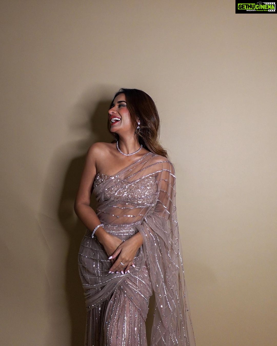 Sara Gurpal Instagram - Drop a heart 🤍 . . . . Styles by @bhwdp Wearing ; @vibhaamitt Jewellery: @anaghaartsnjewels
