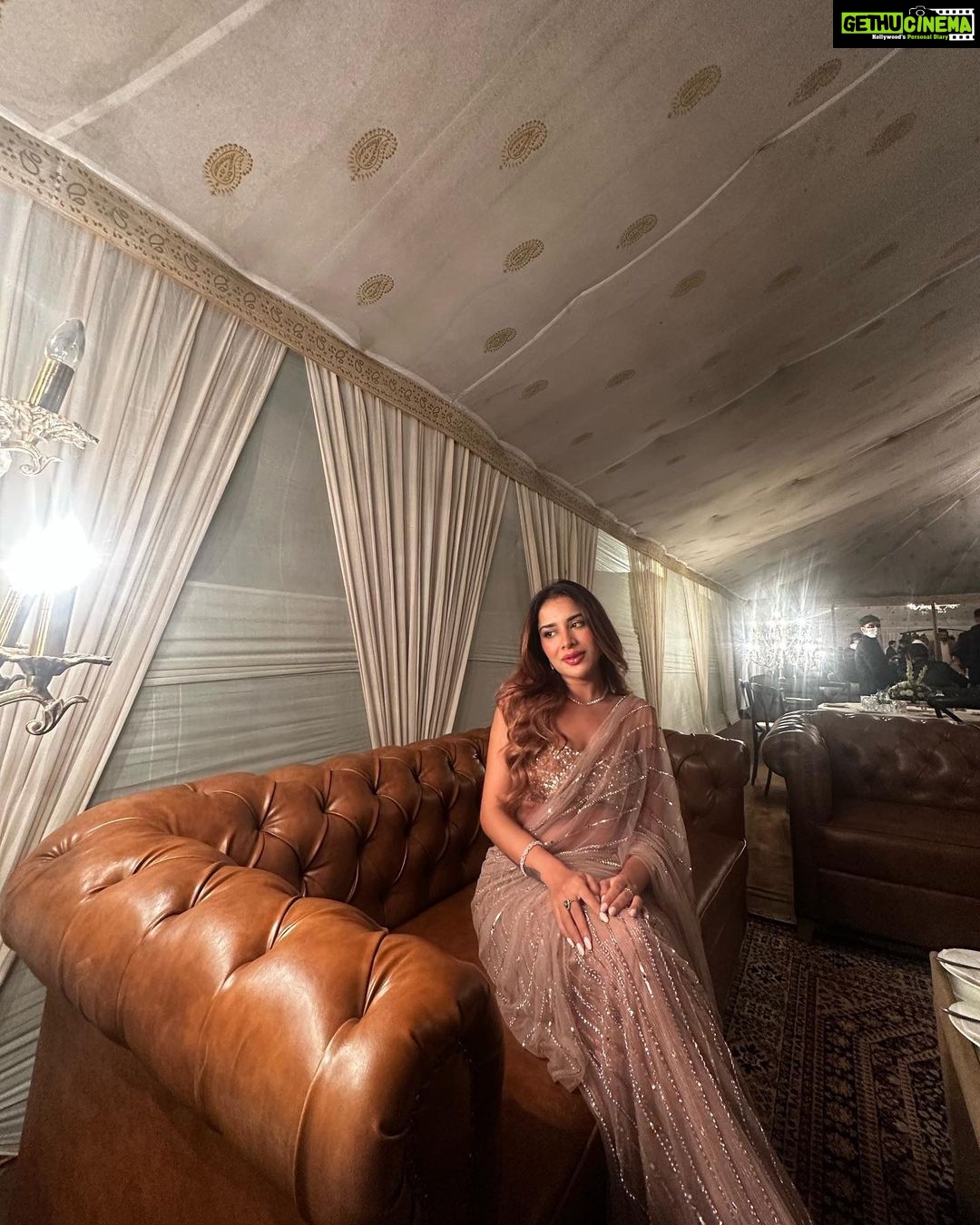 Sara Gurpal Instagram - Drop a heart 🤍 . . . . Styles by @bhwdp Wearing ; @vibhaamitt Jewellery: @anaghaartsnjewels