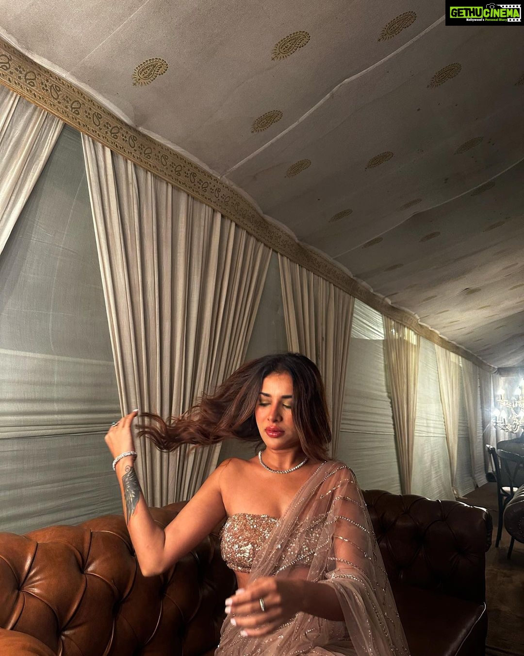 Sara Gurpal Instagram - Drop a heart 🤍 . . . . Styles by @bhwdp Wearing ; @vibhaamitt Jewellery: @anaghaartsnjewels