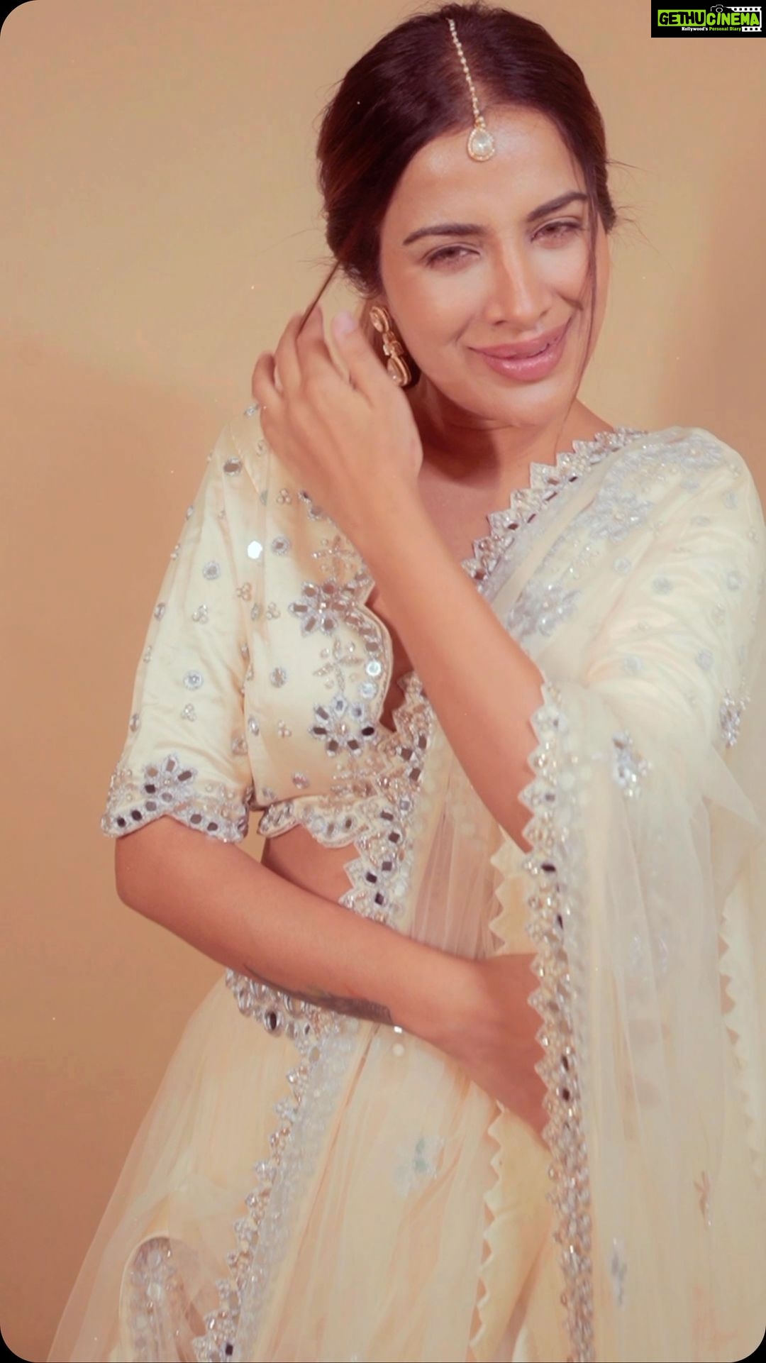 Sara Gurpal Instagram - Voiceover : yourstruly 😅 Wearing : @thessarasshop 🤍 Hair ; @harryforhair Video: @thefilmographer_