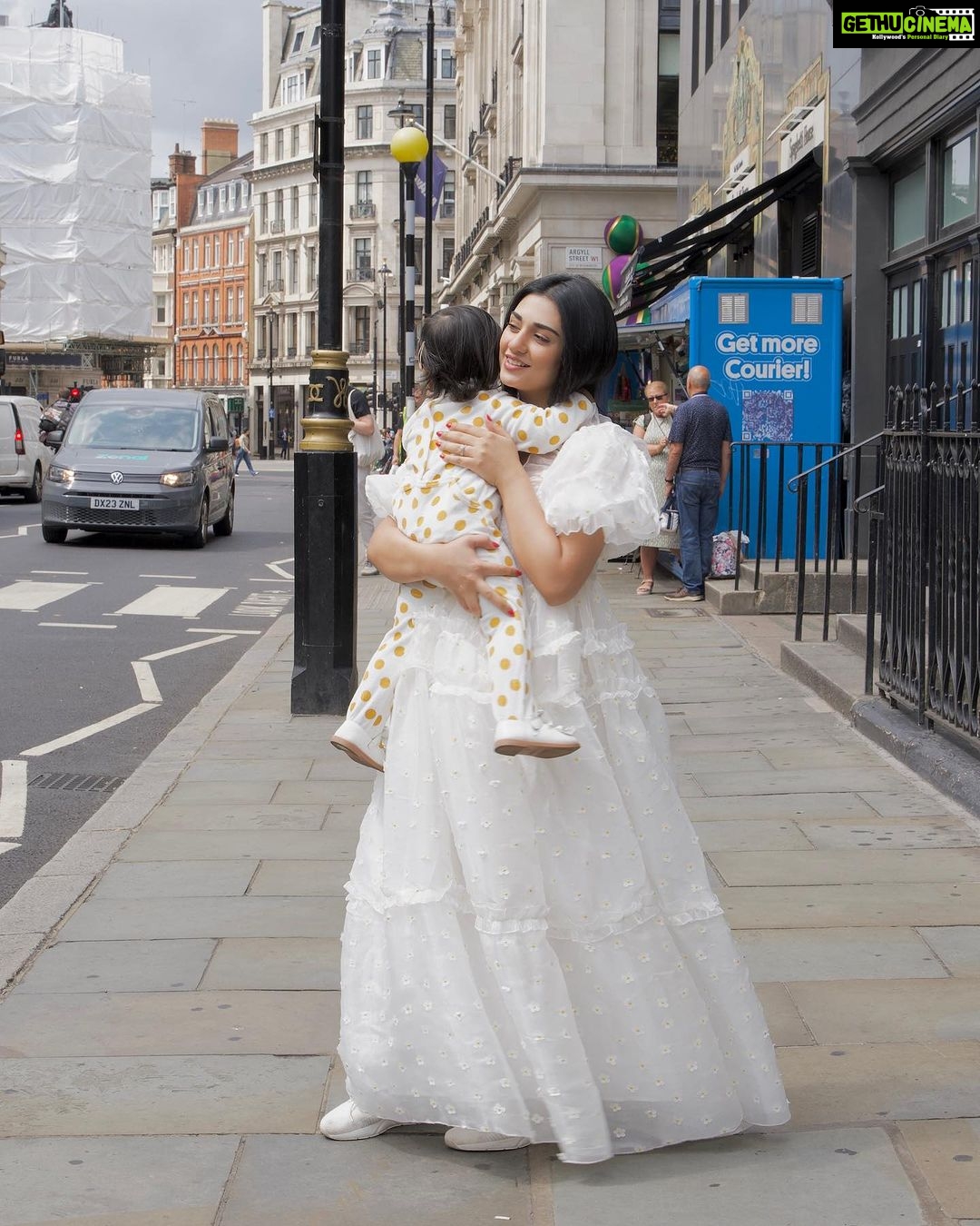 Sarah Khan - 543.9K Likes - Happy birthday to me 💕🎂
📸 @revolutionpixels