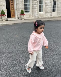 Sarah Khan Instagram - Hello 👋 🇬🇧