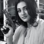 Sarah Khan Instagram - BISMILLAH NAMAK HARAM COMING SOON ONLY ON HUM TV WRITTEN BY @saqlainabbaswriter DIRECTED BY @shaqiellekhan PRODUCED BY @farsentertainment and @mominaduraidproduction