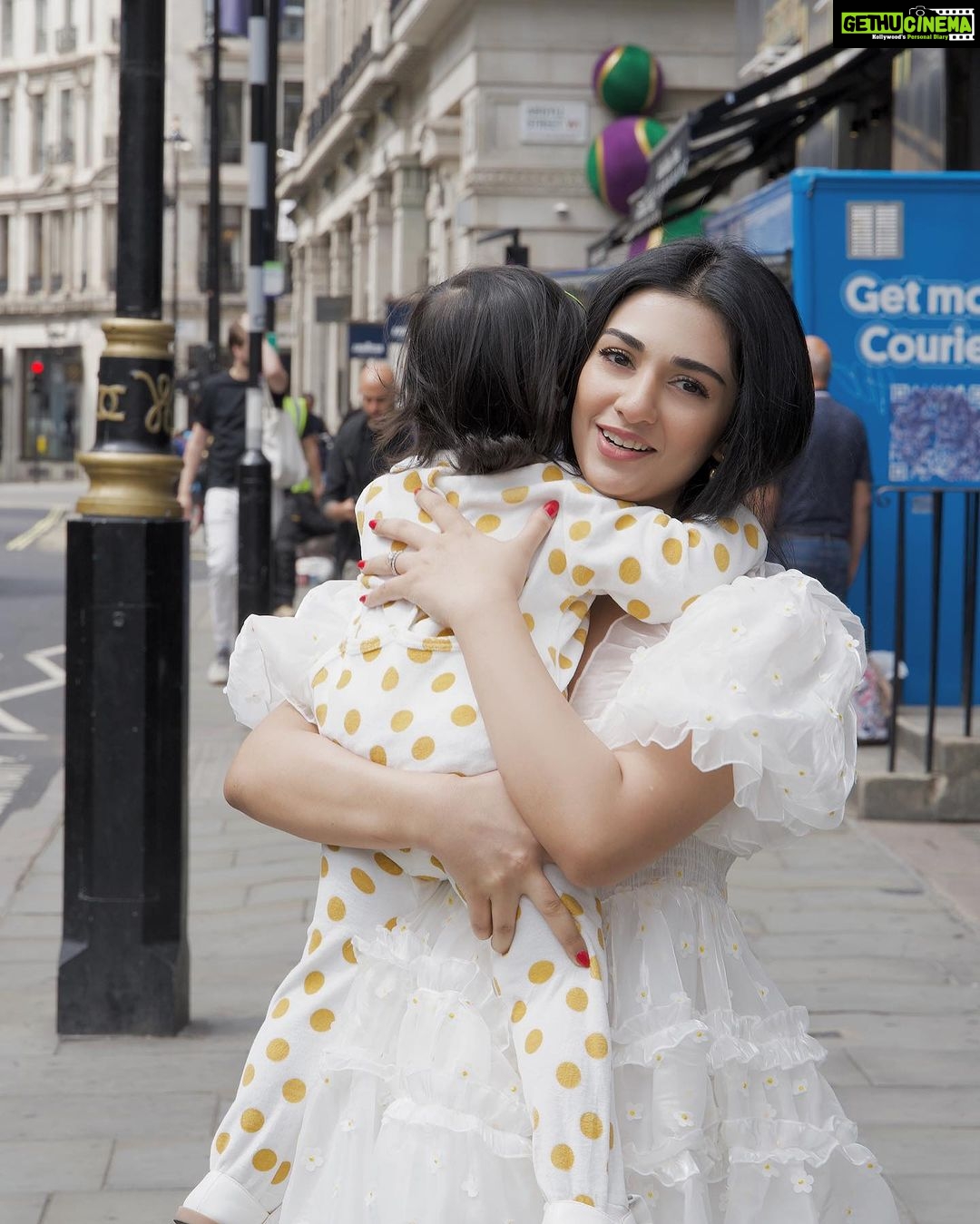 Sarah Khan - 543.9K Likes - Happy birthday to me 💕🎂
📸 @revolutionpixels